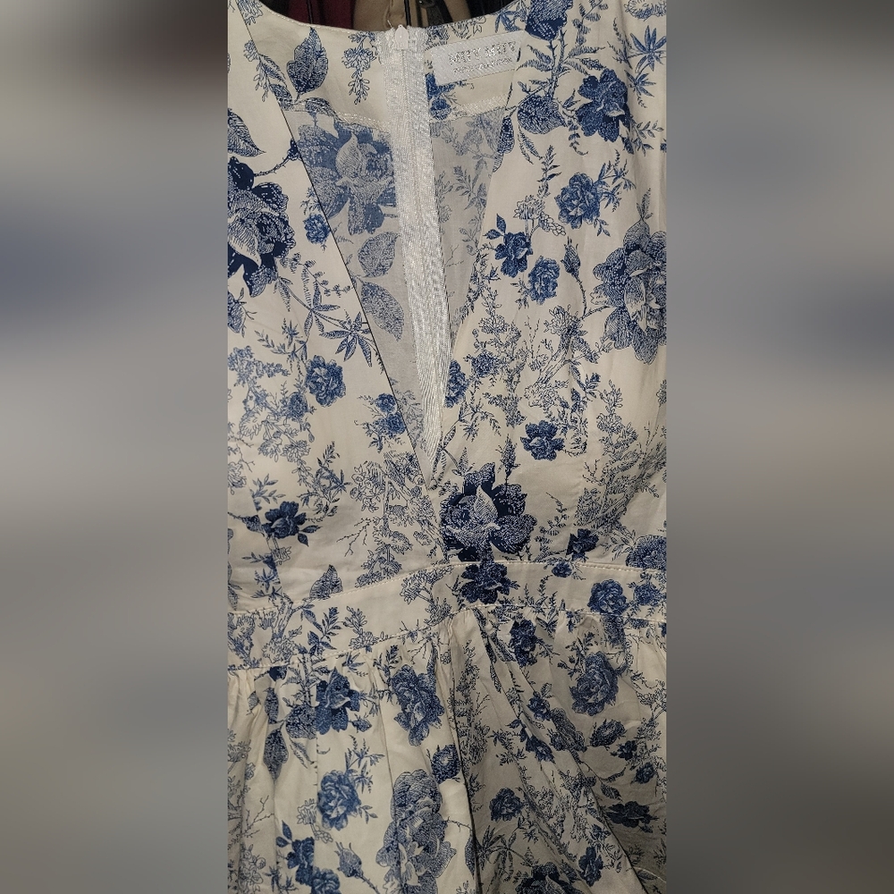 Muy Muy Floral Blue and White Dress Size LARGE - Picture 2 of 5